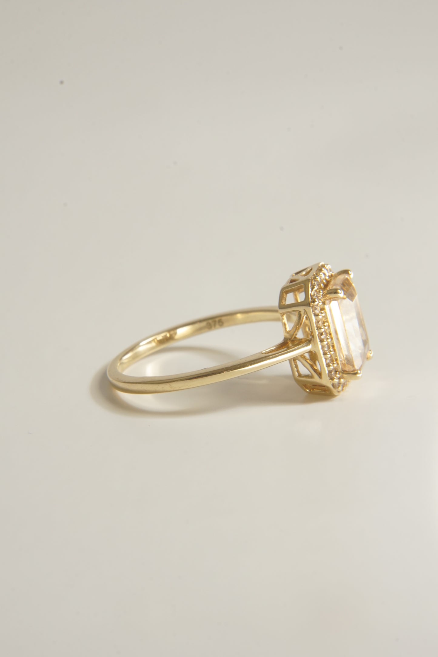 GINY | 9CT MORGANITE & DIAMOND RING