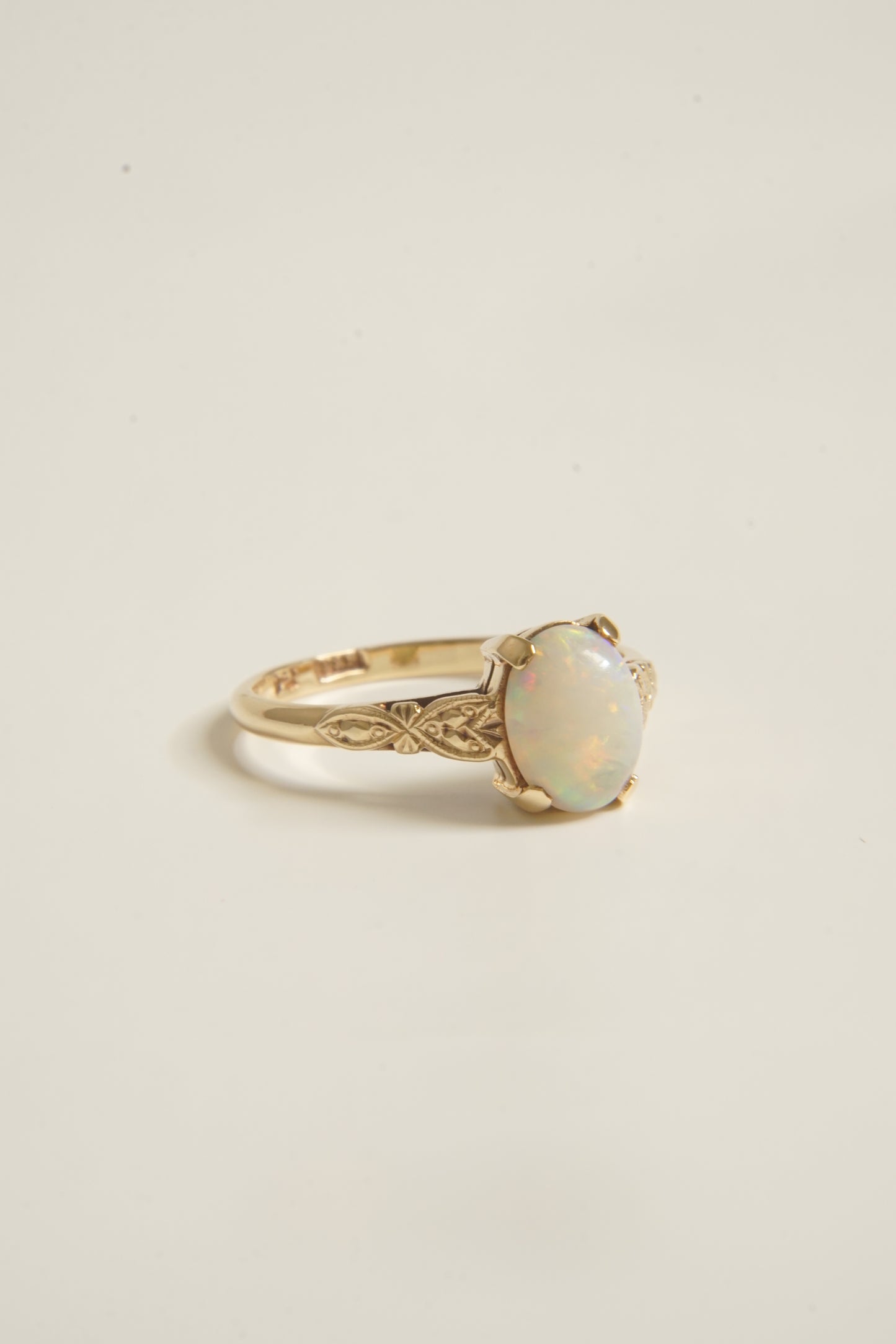 EVA | VINTAGE 9CT GOLD OPAL SOLITAIRE RING