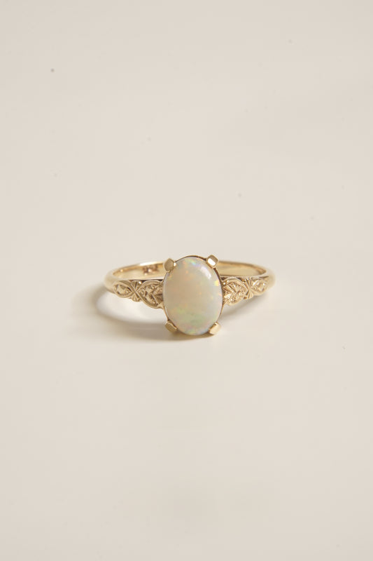 EVA | VINTAGE 9CT GOLD OPAL SOLITAIRE RING