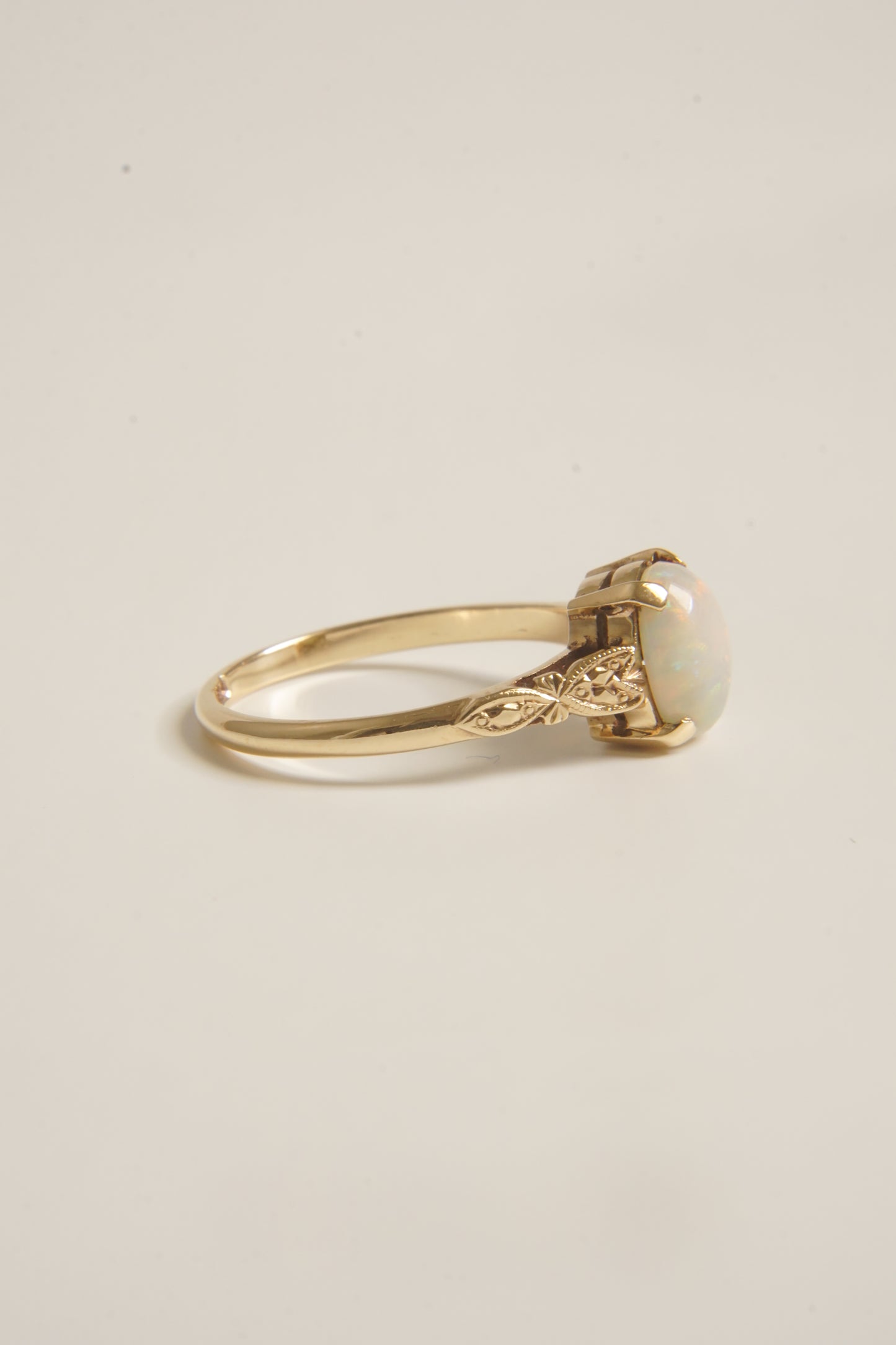 EVA | VINTAGE 9CT GOLD OPAL SOLITAIRE RING