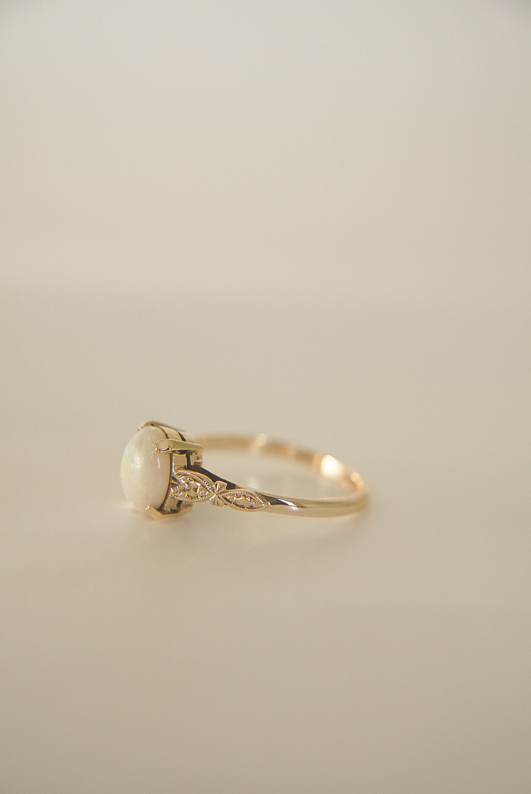 EVA | VINTAGE 9CT GOLD OPAL SOLITAIRE RING