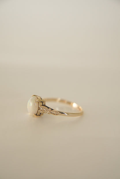 EVA | VINTAGE 9CT GOLD OPAL SOLITAIRE RING