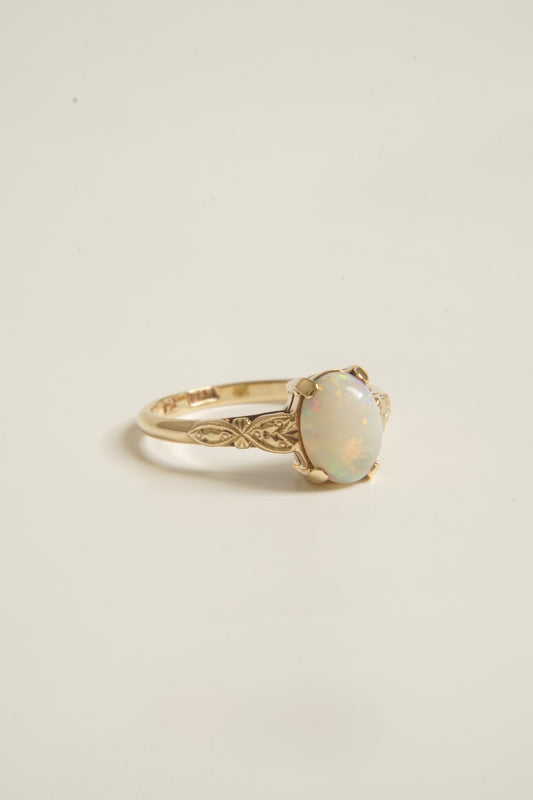 EVA | VINTAGE 9CT GOLD OPAL SOLITAIRE RING