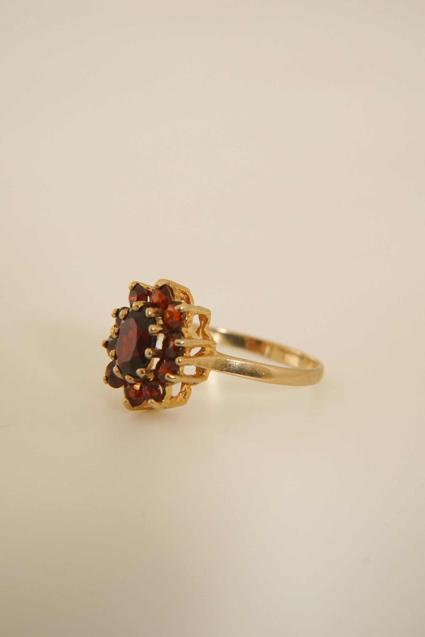 GAIA | 9CT VINTAGE GARNET CLUSTER RING