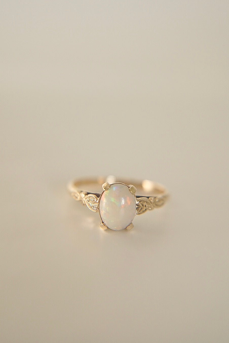 EVA | VINTAGE 9CT GOLD OPAL SOLITAIRE RING