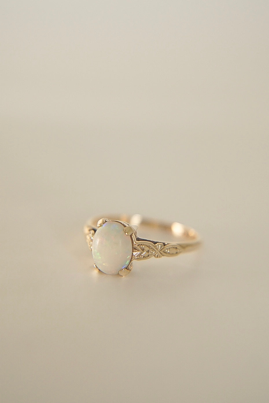 EVA | VINTAGE 9CT GOLD OPAL SOLITAIRE RING